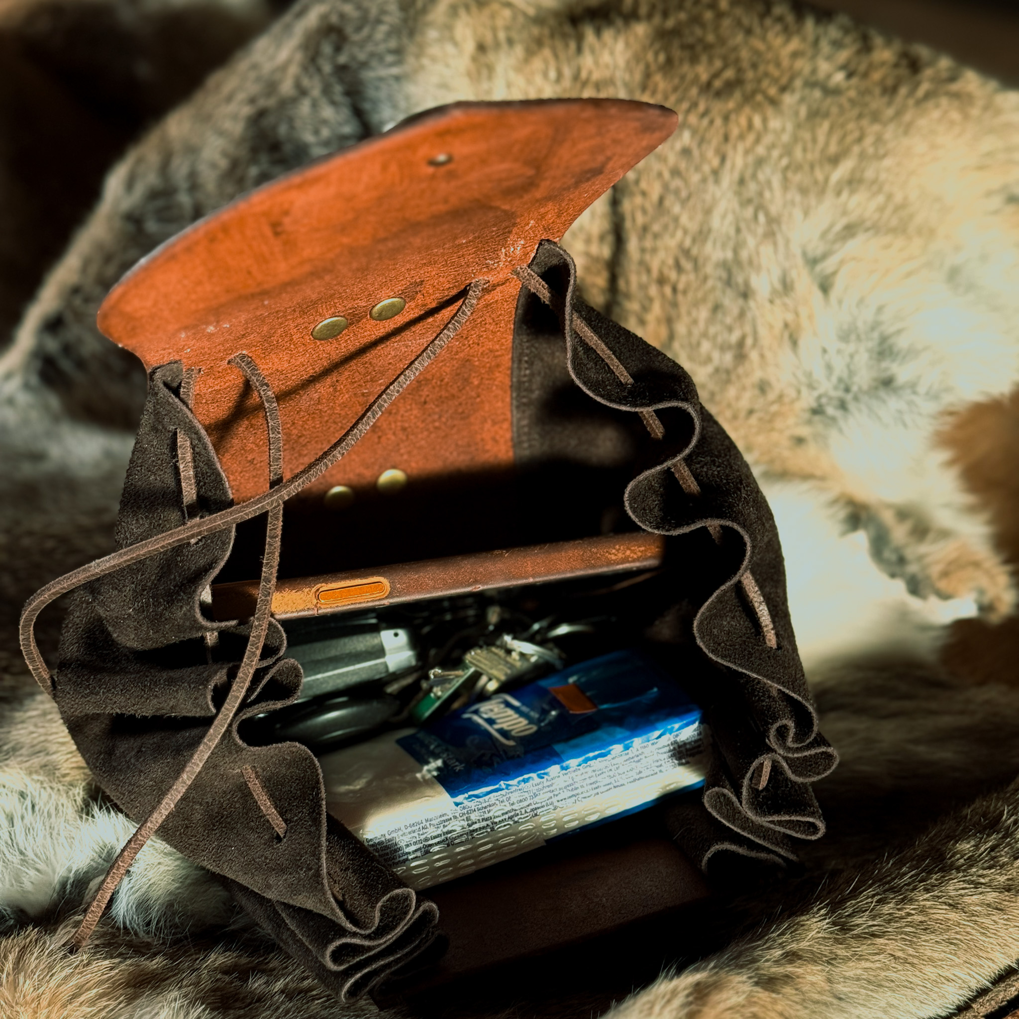 Gürteltasche aus Leder mit floralem Muster, braun