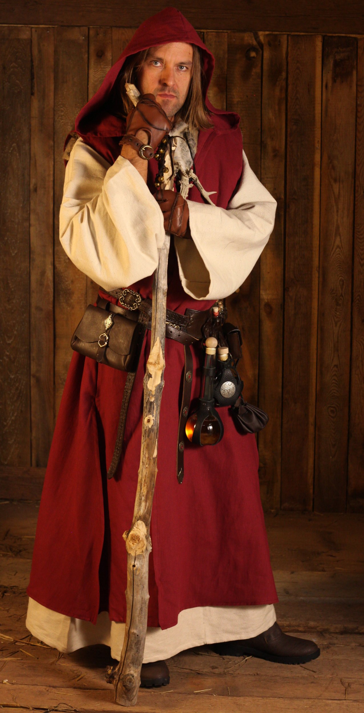 Lange weinrote Leinenweste mit Kapuze