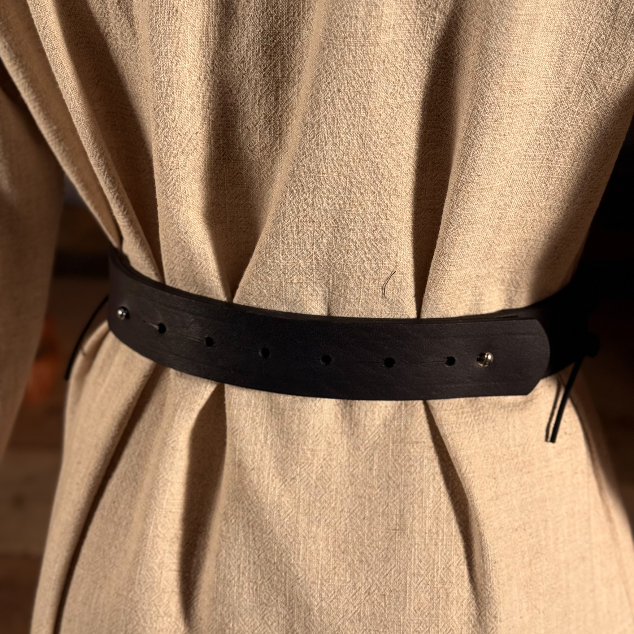 Miedergürtel aus Leder mit Prägung Thorshammer