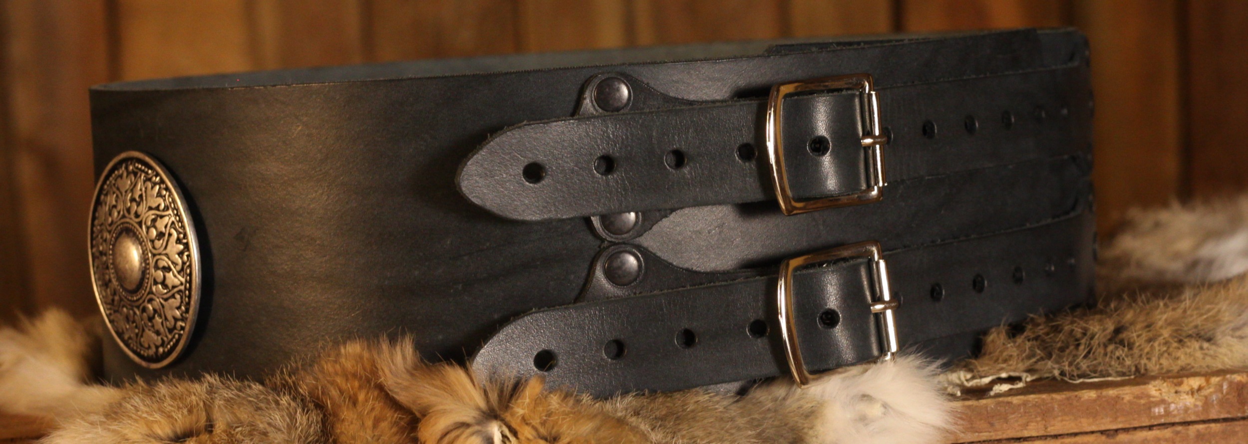 Breiter Mittelaltergürtel mit Ziernieten