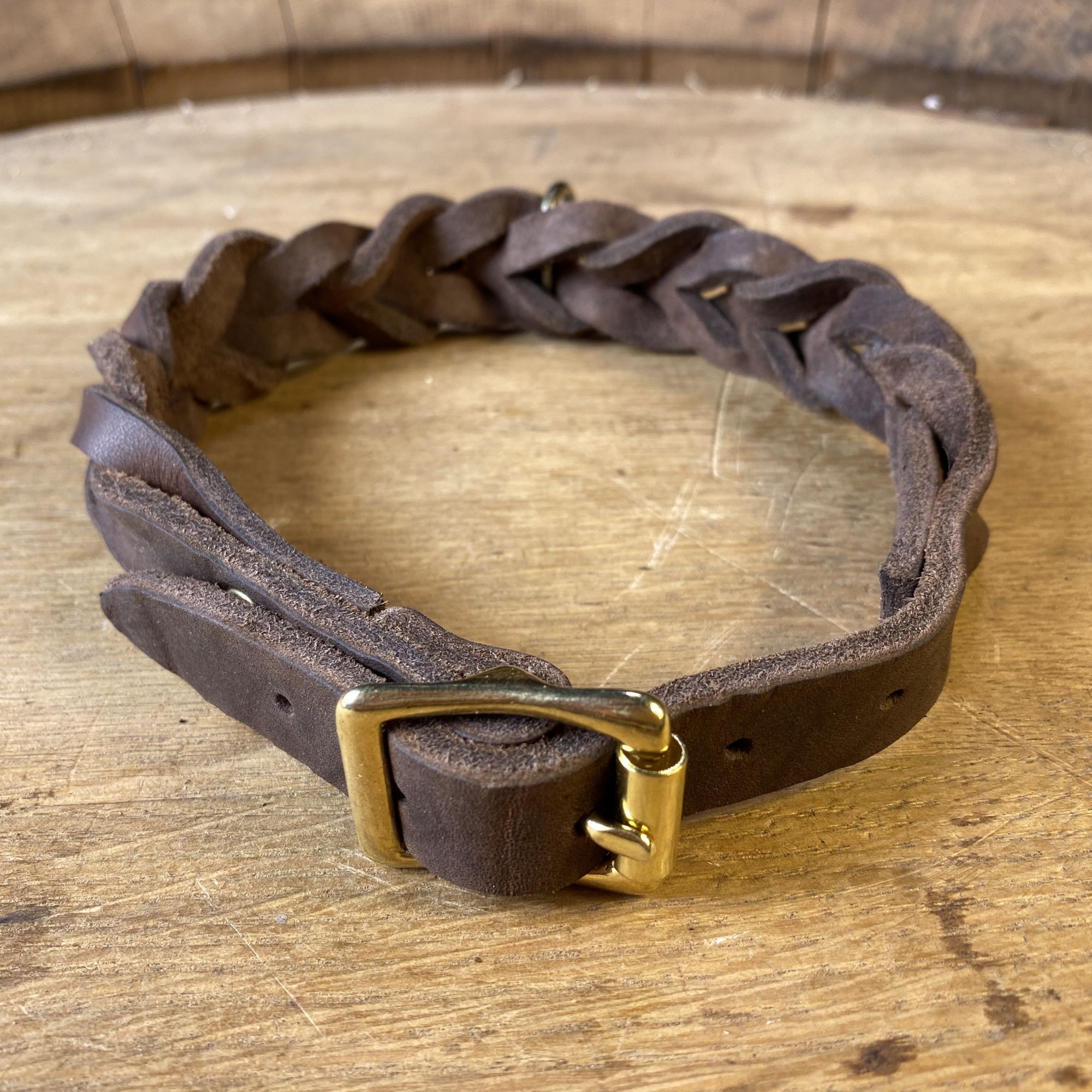 Hundehalsband aus Leder, geflochten