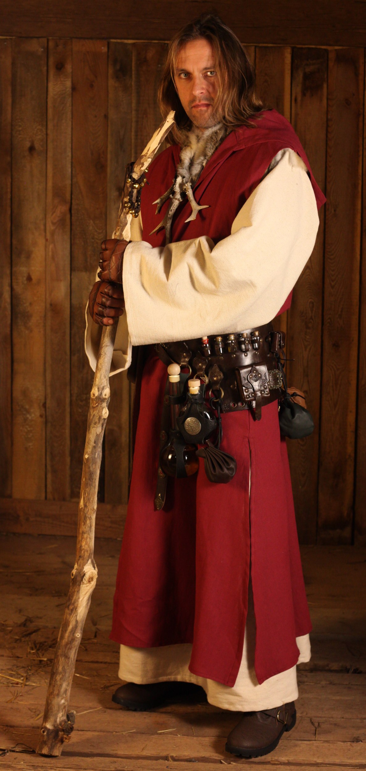 Lange weinrote Leinenweste mit Kapuze