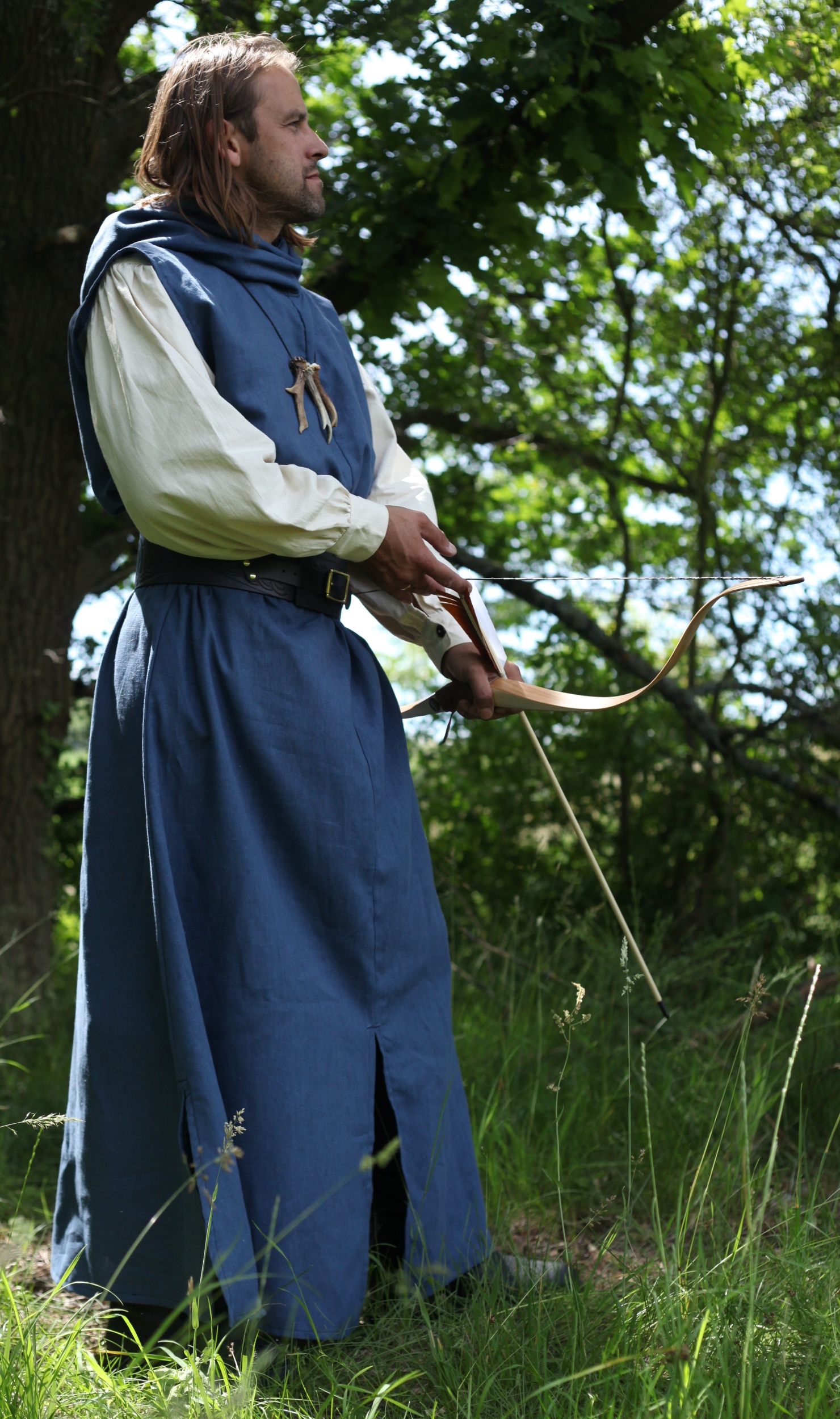 Lange blaue Leinen-Tunika mit Kapuze