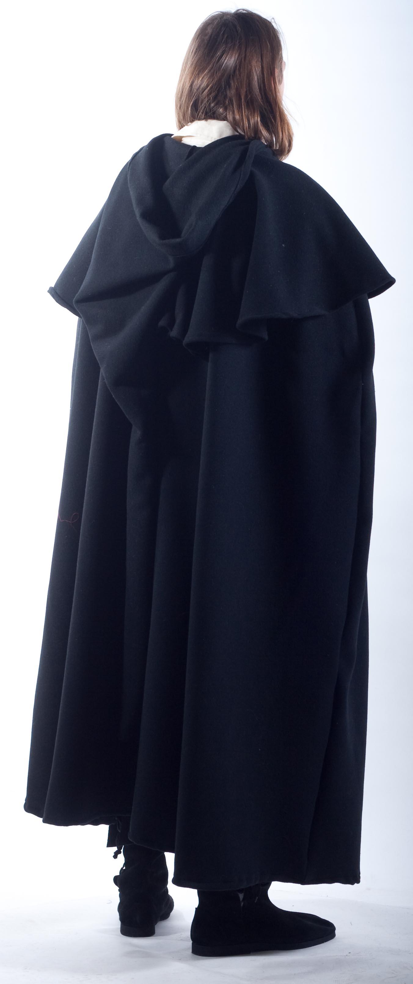 Woll-Umhang mit Gugelkapuze und Pelerine