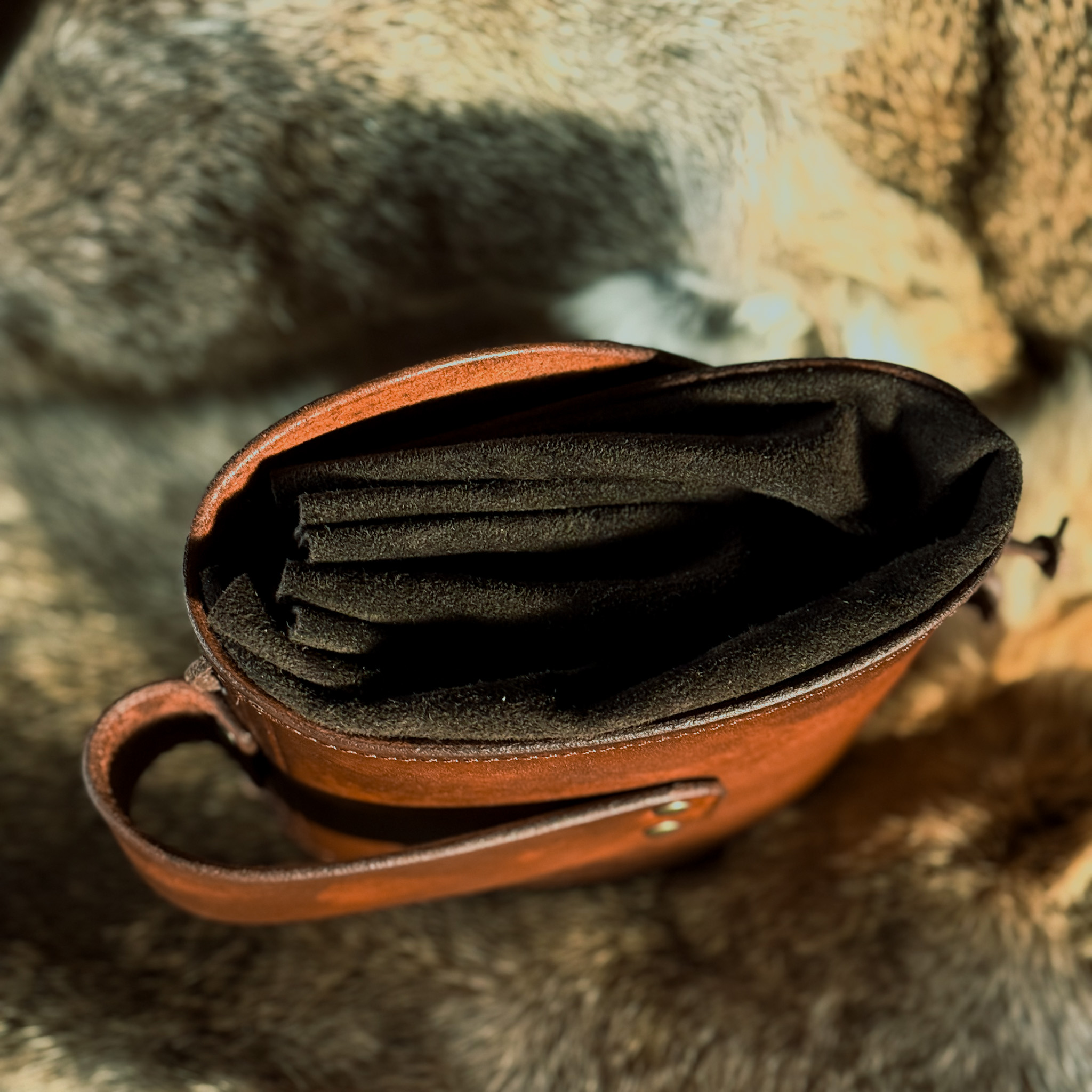 Gürteltasche aus Leder mit Lebensbaum, braun