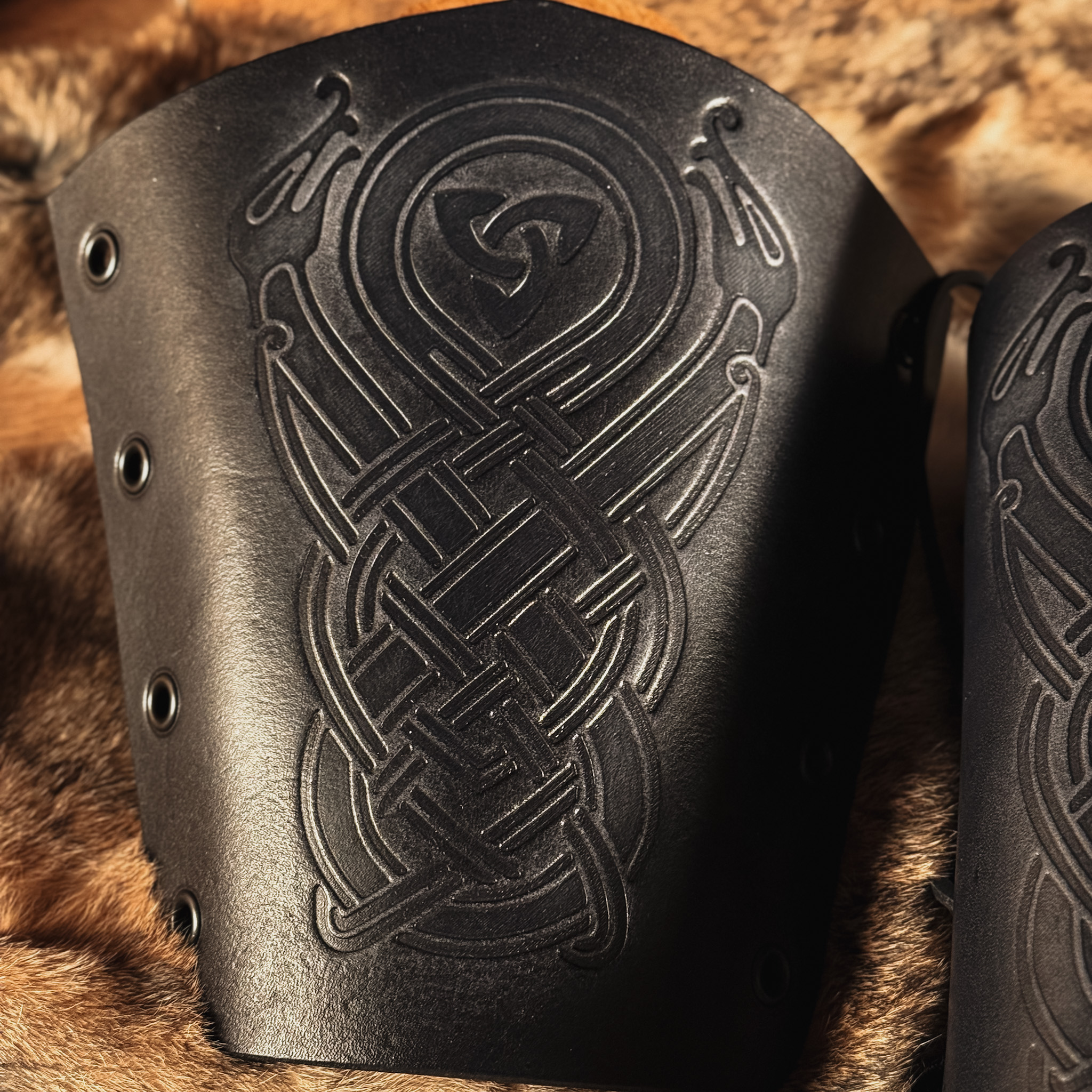 Leder-Armschienen Drachen mit Triqueta