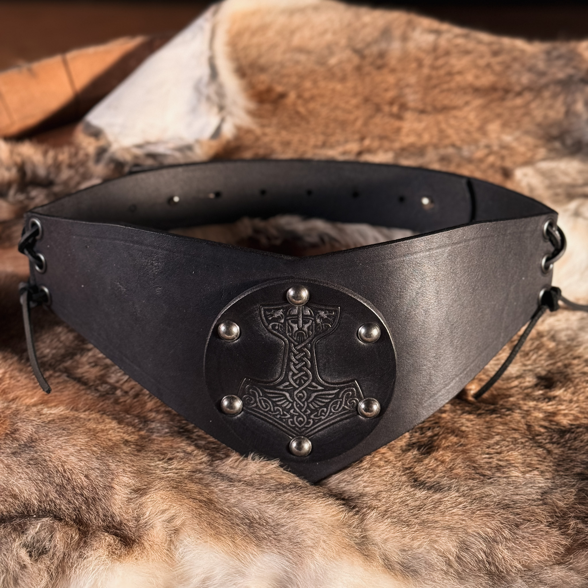 Miedergürtel aus Leder mit Prägung Thorshammer