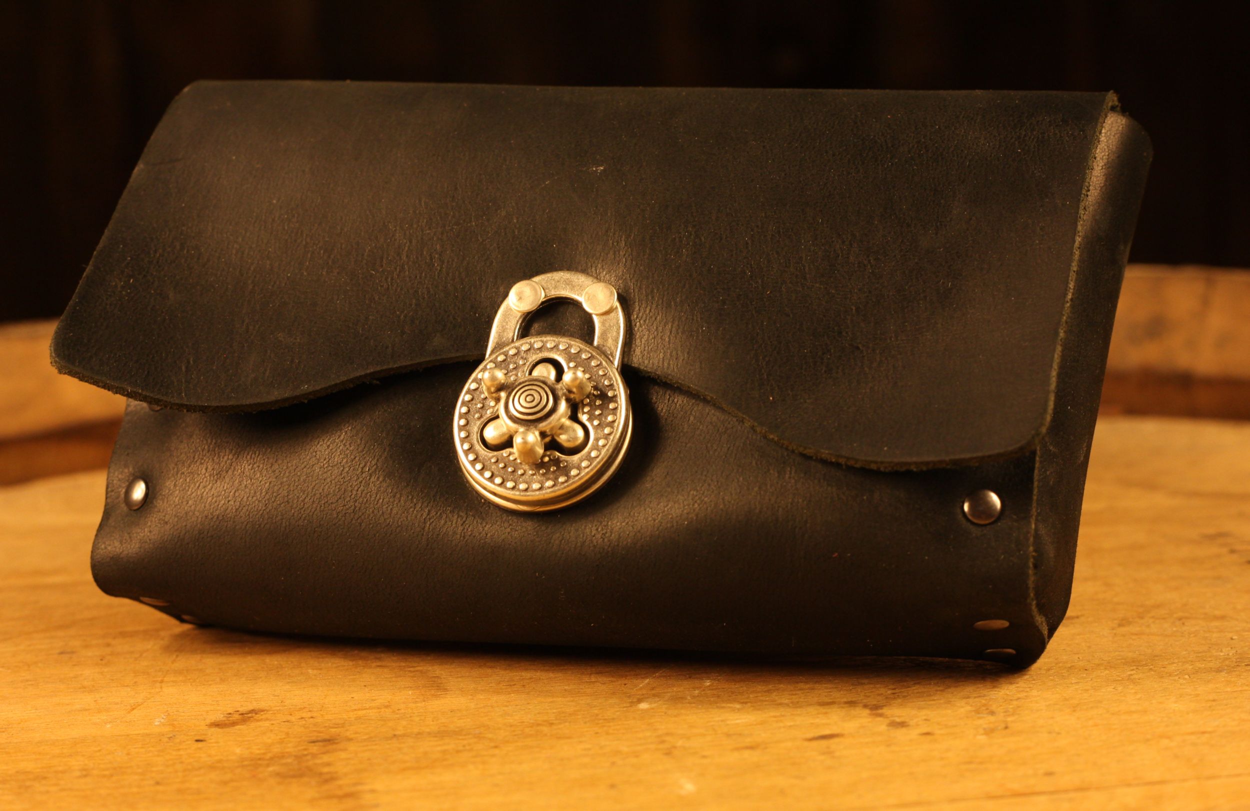 Große Gürteltasche aus Leder, Bajonettverschluss