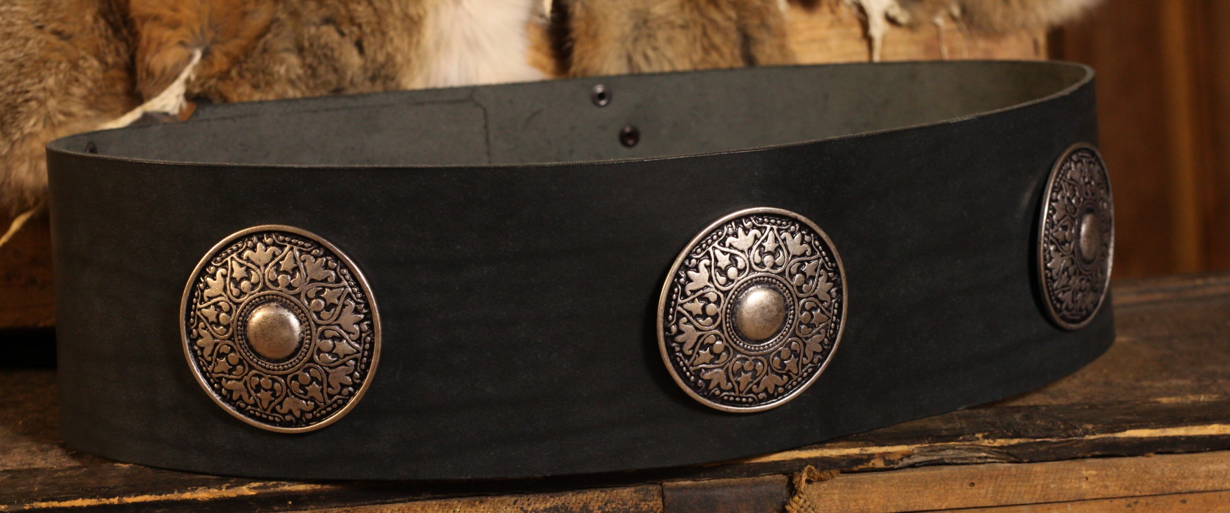 Breiter Mittelaltergürtel mit Ziernieten