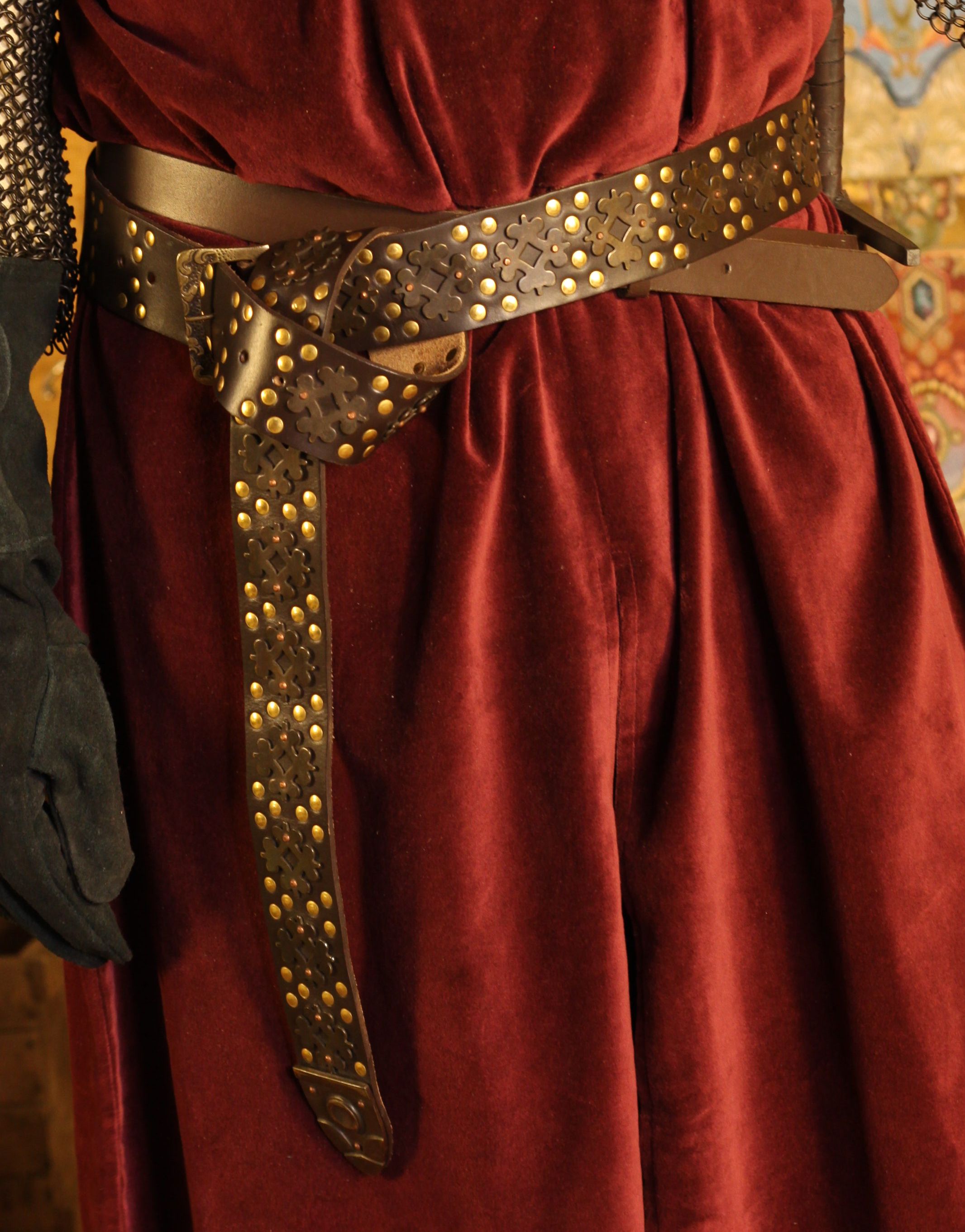 Langer Ledergürtel mit Messingbeschlag