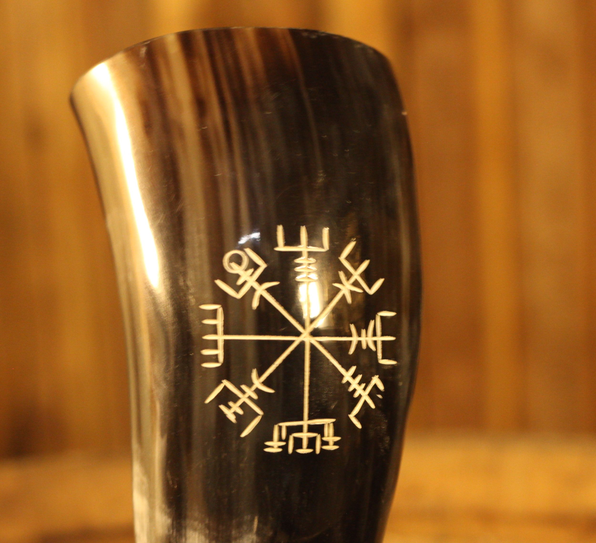 Echtes Trinkhorn mitVegvisir Gravur