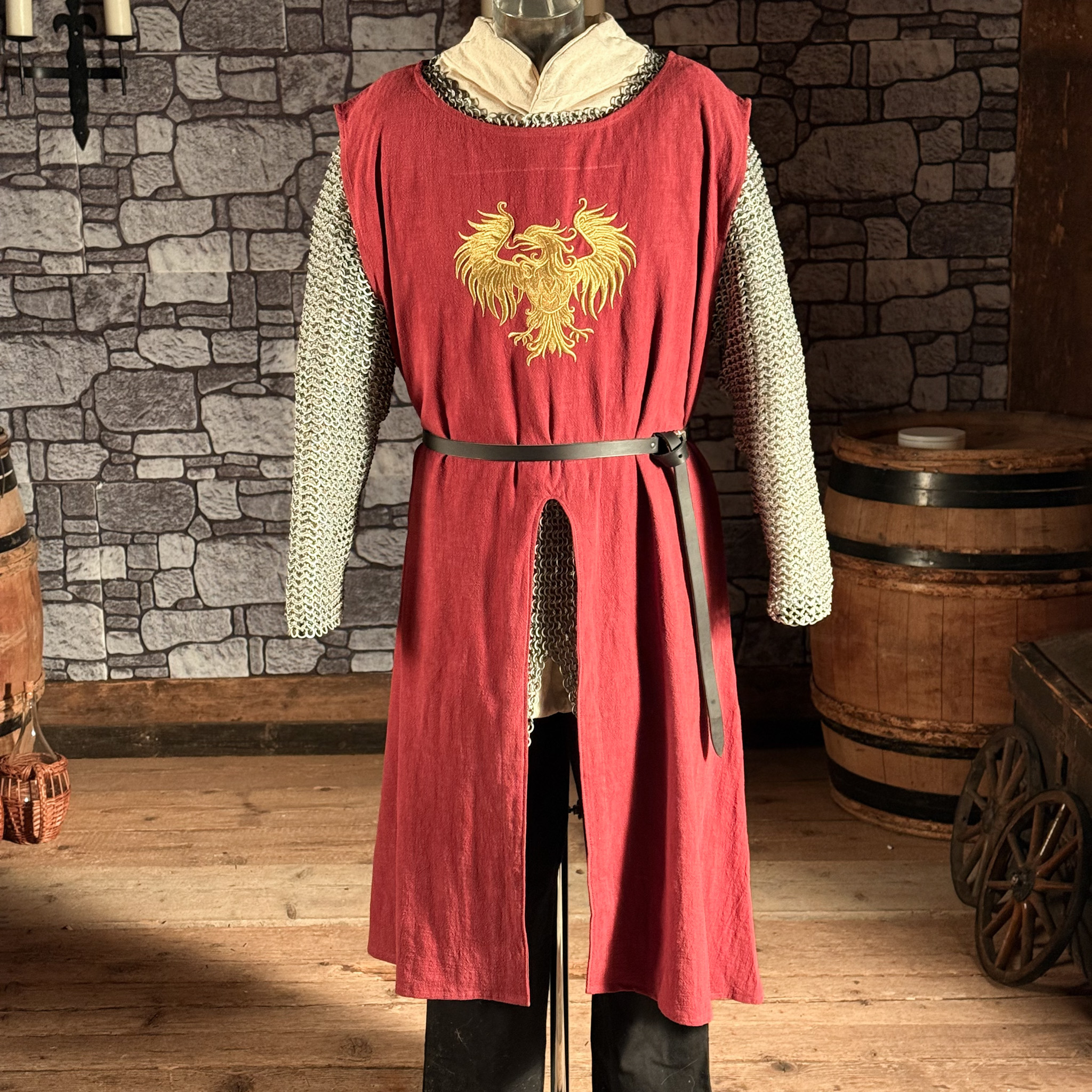 Ritterlicher Wappenrock aus Leinen mit Stickerei