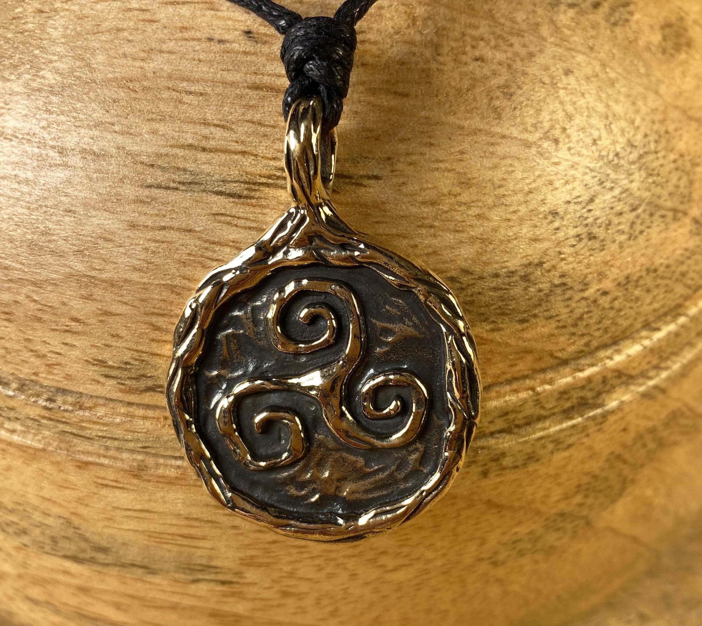 Keltischer Zinnanhänger Triskelion