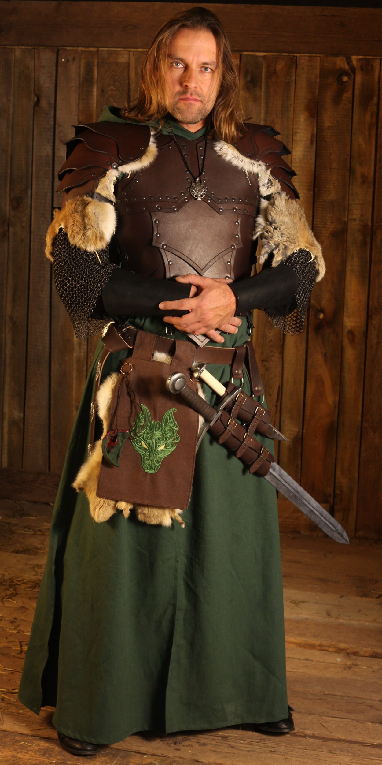 Lange grüne Tunika mit Kapuze