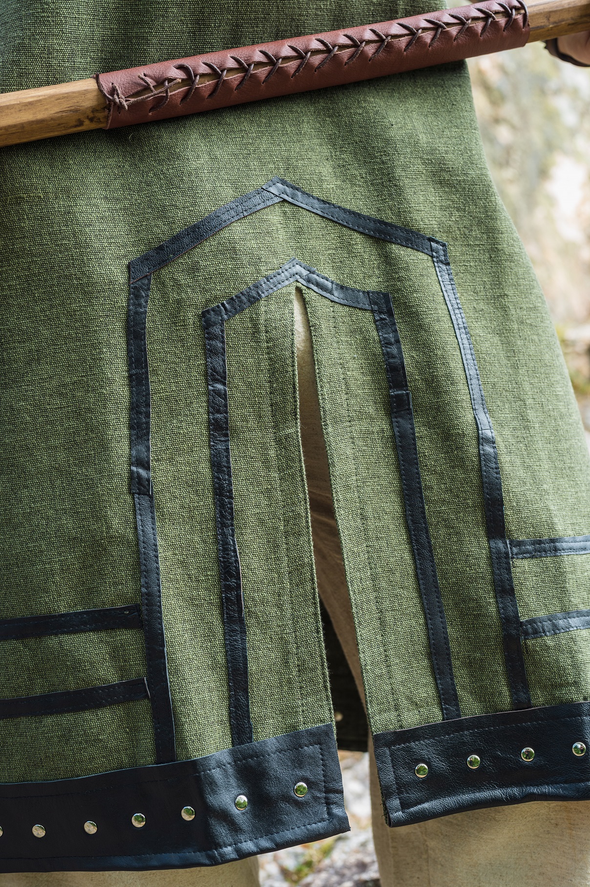 Grüne Kurzarm-Tunika mit Lederapplikationen