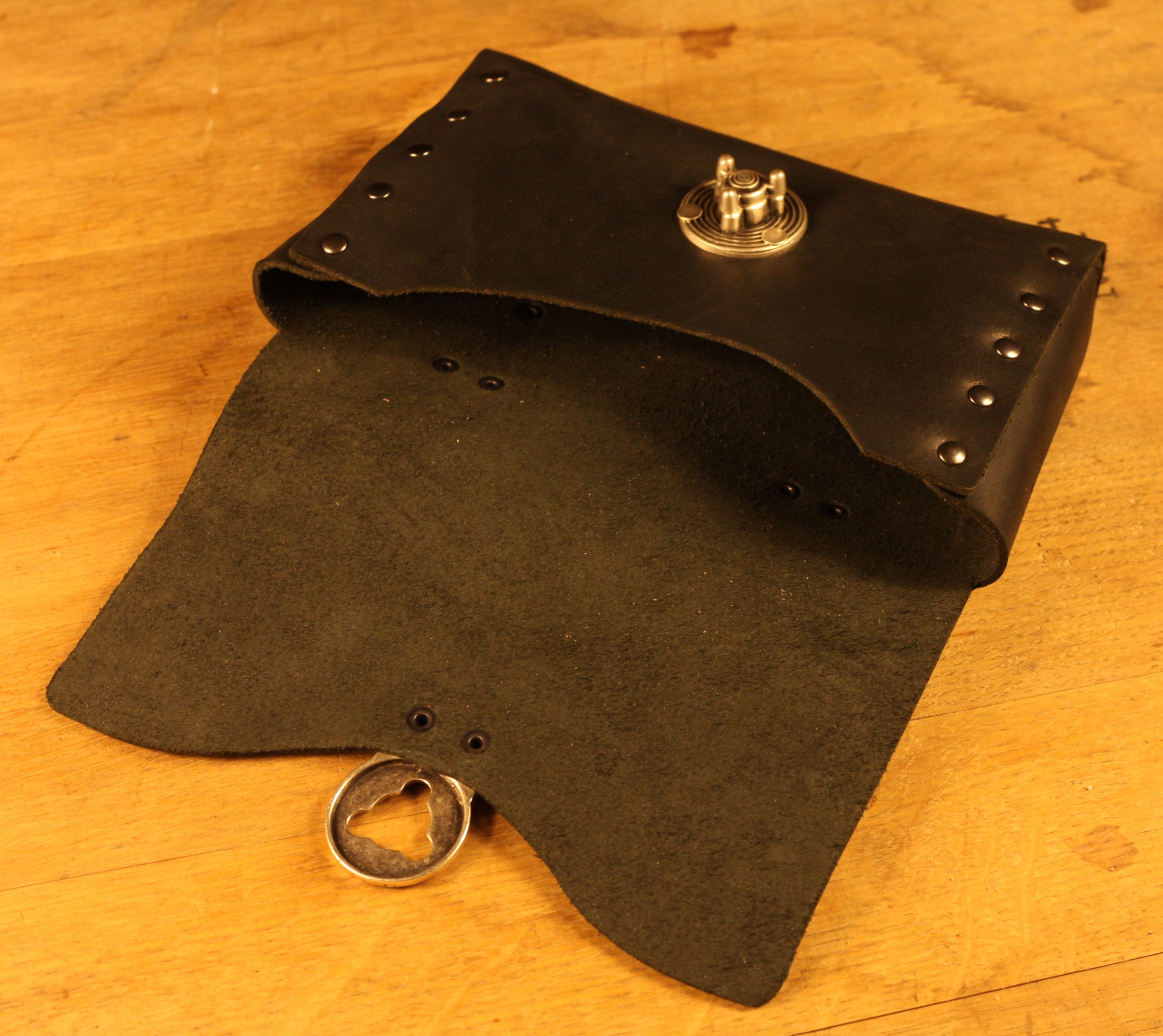 Große Gürteltasche aus Leder, Bajonettverschluss