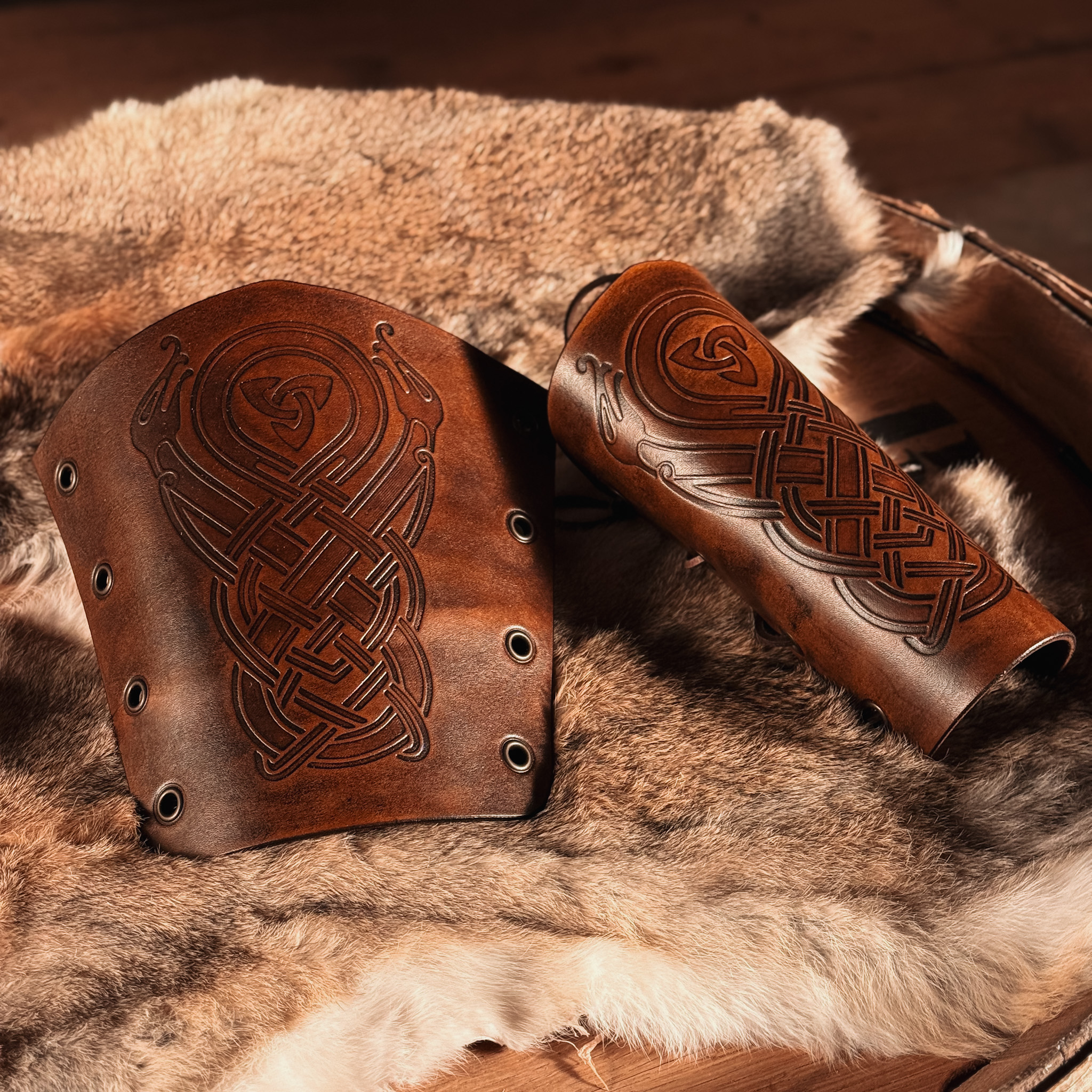 Leder-Armschienen Drachen mit Triqueta