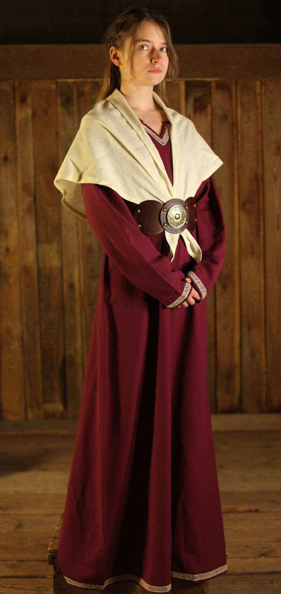 Weinrotes Wikingerkleid Brigida mit Handstickerei