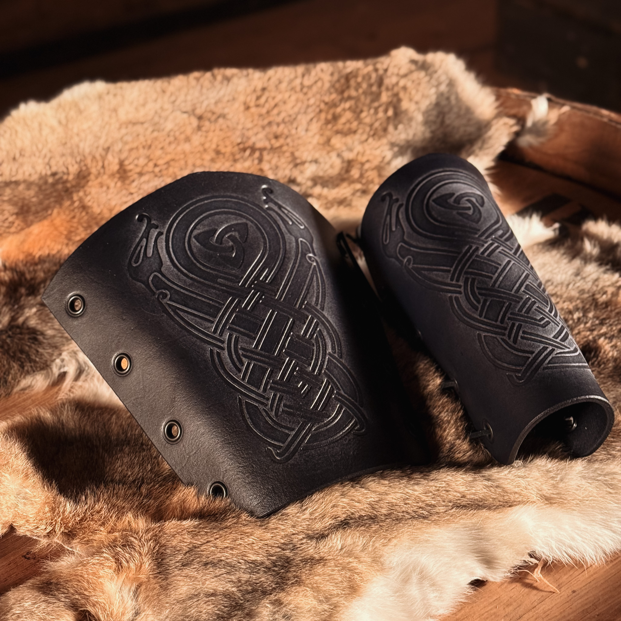 Leder-Armschienen Drachen mit Triqueta