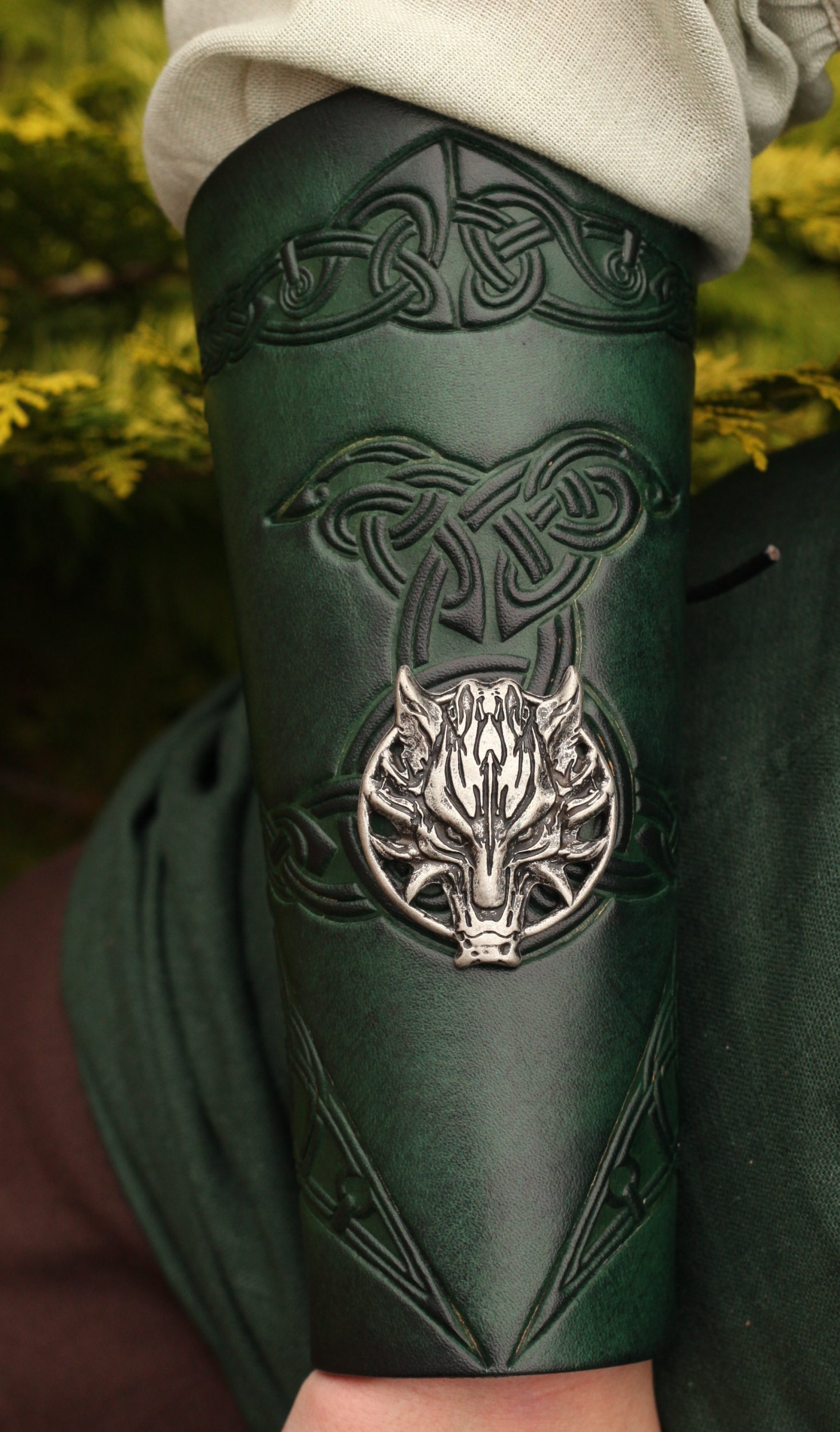 Leder-Armschienen mit Prägung und Zierniete Fenris