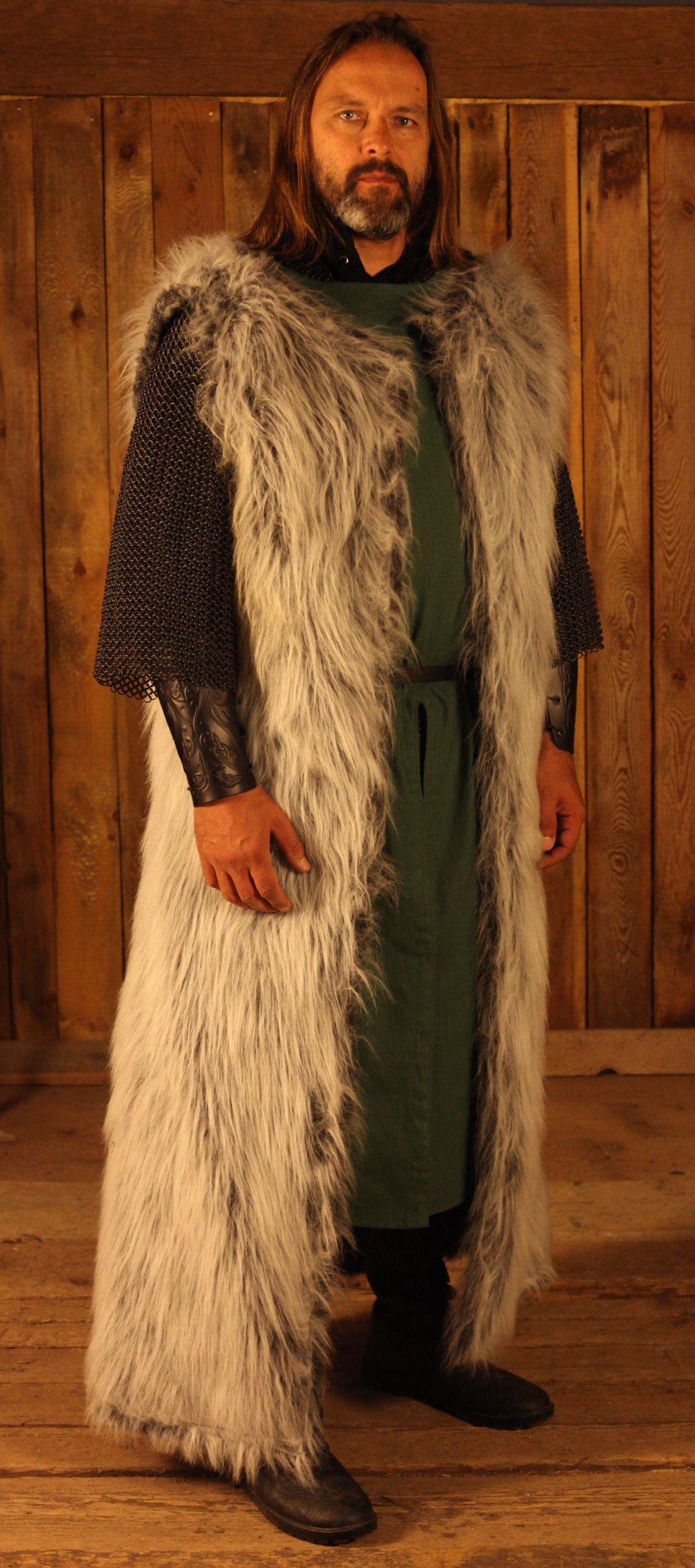 Edler grauer Mantel aus Fellimitat