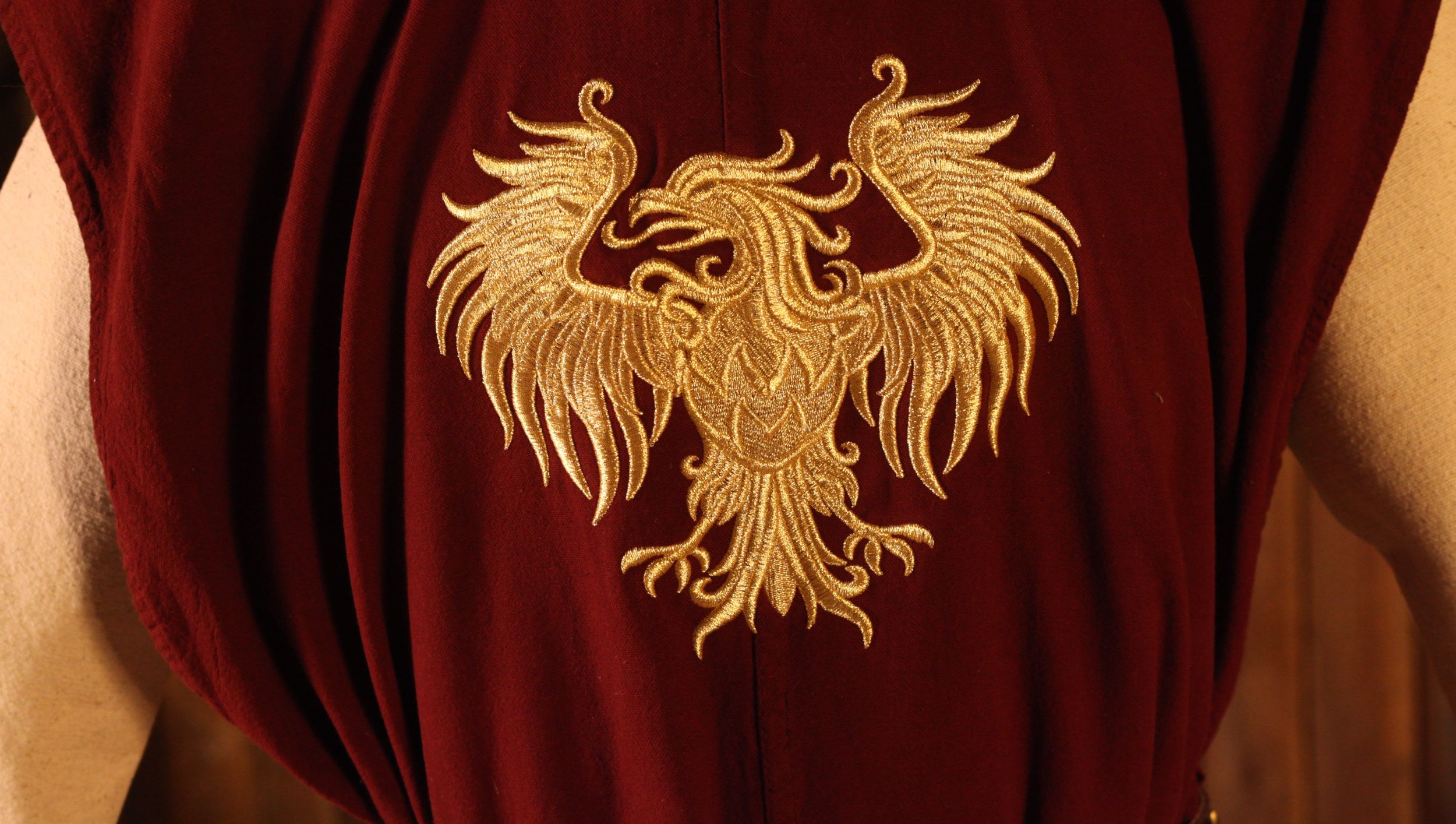 Wappenrock mit Stickerei Goldener Adler