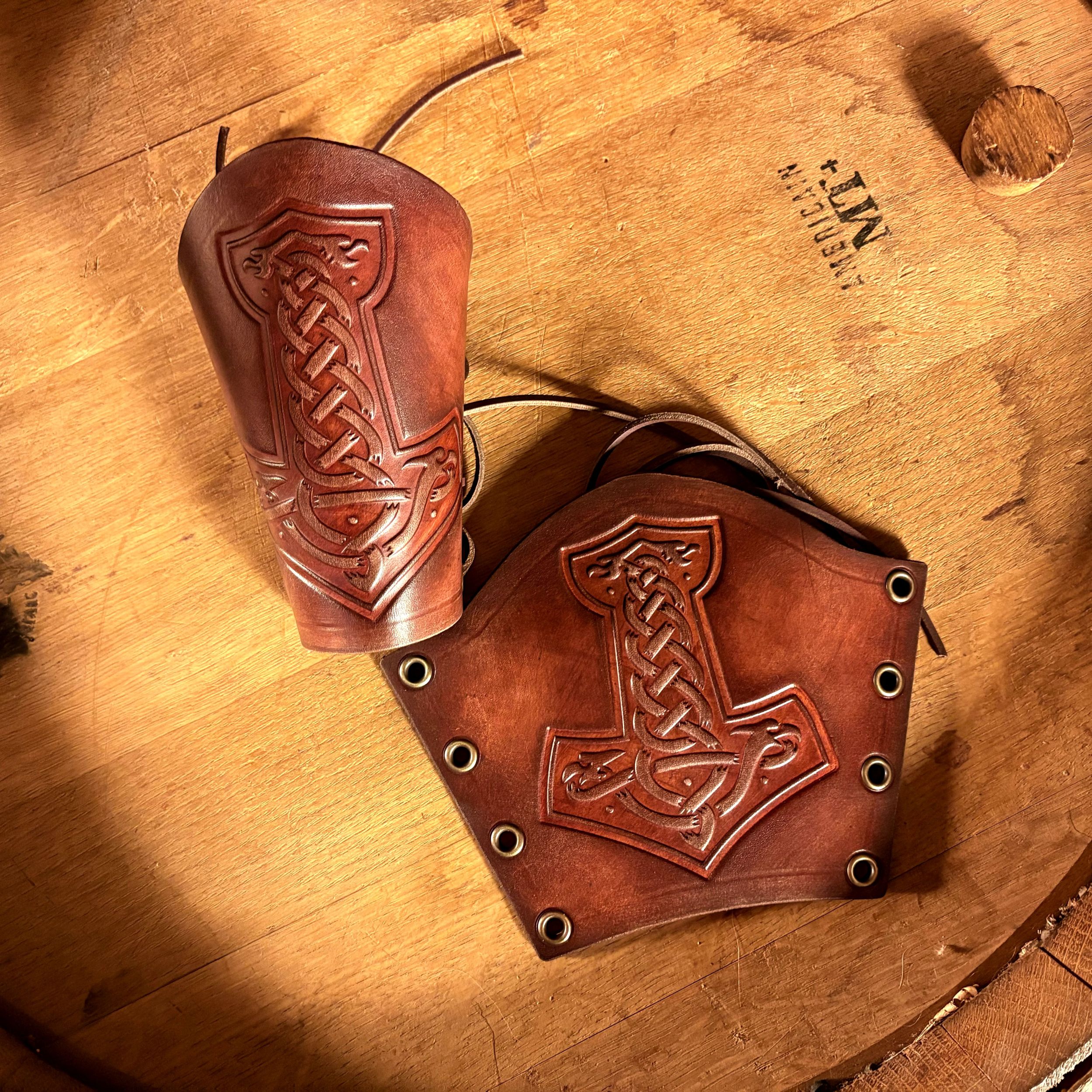 Kurze Lederarmschienen,Thorshammer geschnürt