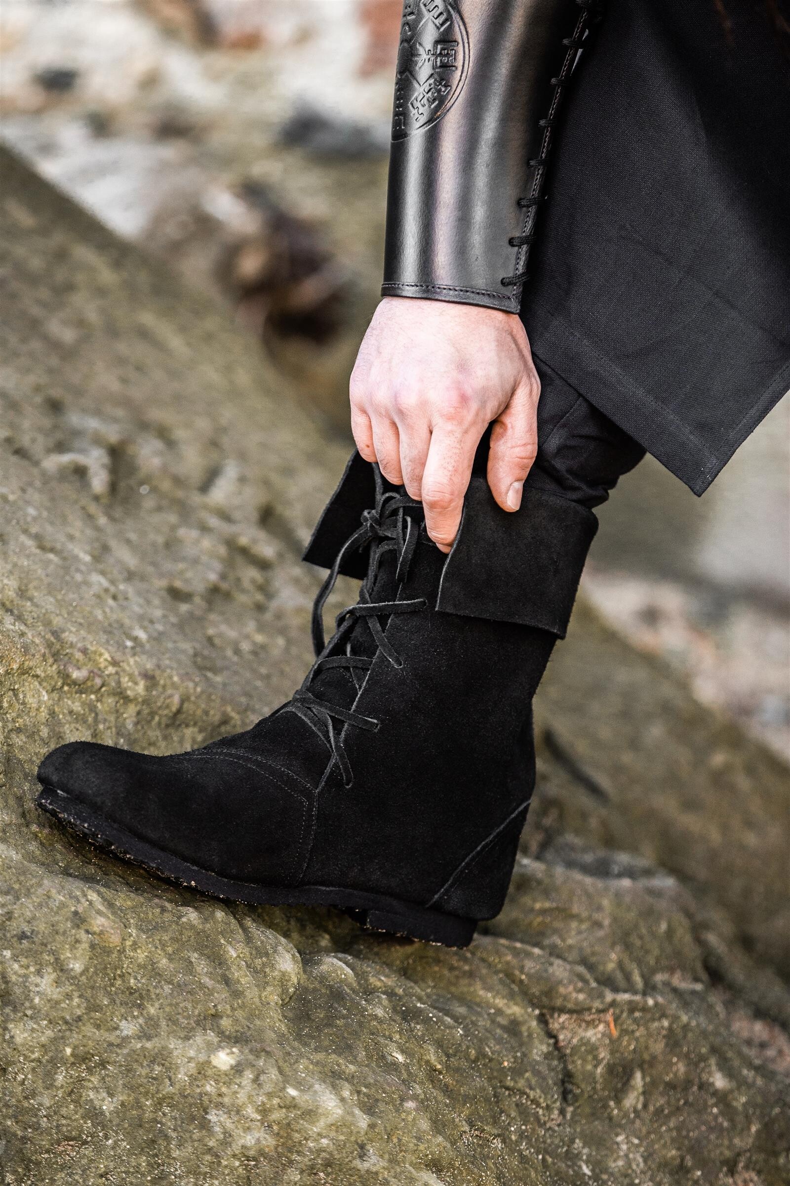 Geschnürte Stulpenstiefel, schwarz