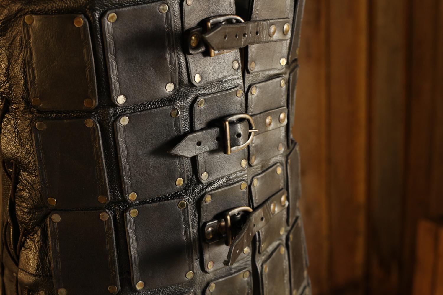 Schwarze Lederbrigandine