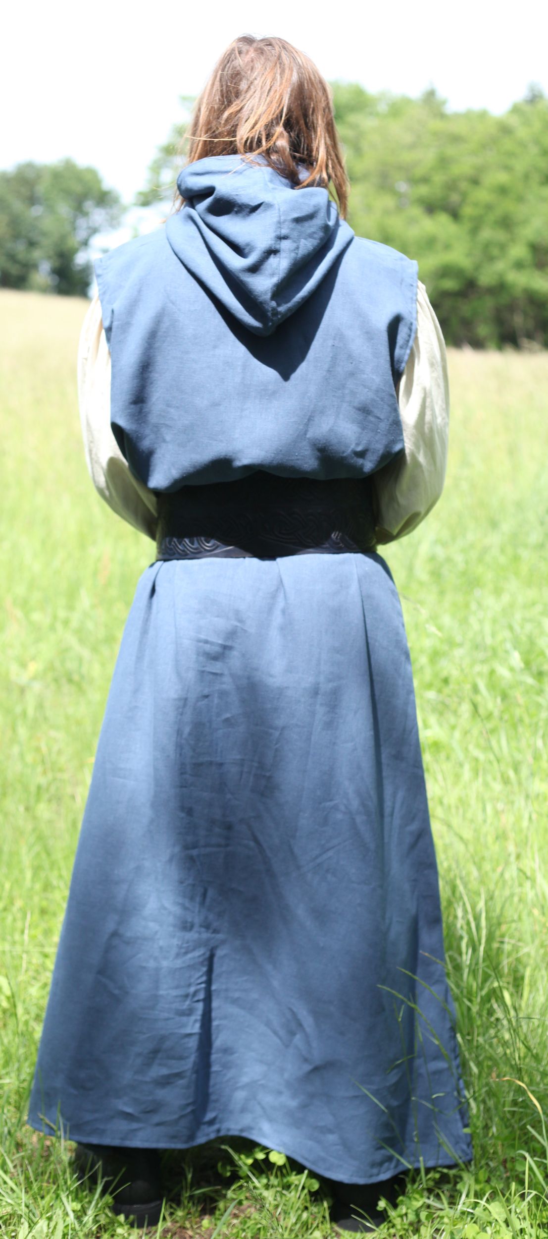 Lange blaue Leinen-Tunika mit Kapuze